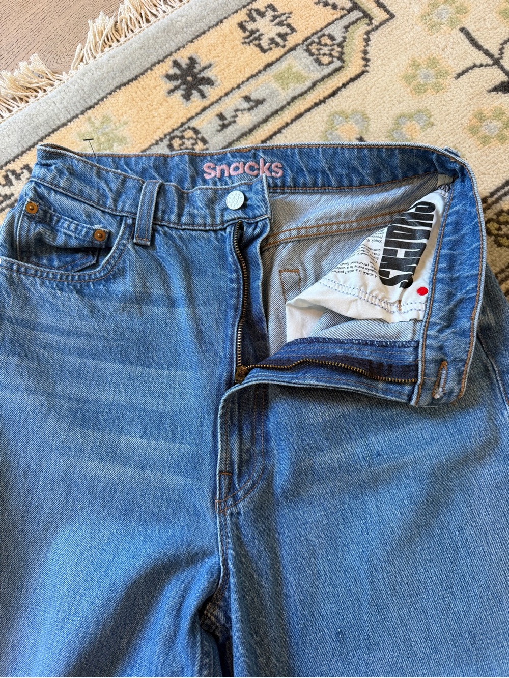 Mother SNACKS! The Yummy Puddle jeans in Delicious Memories Wash - Picture 4 of 6